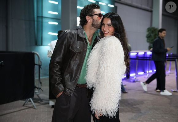 Rayssa Bratillieri ganhou carinho do namorado, o fotógrafo Anthony Garcia, antes do show de Rosalía