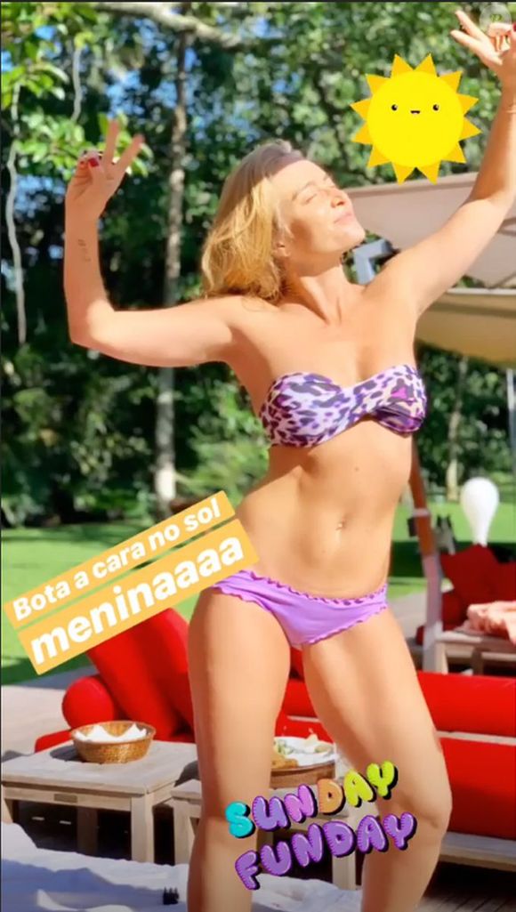 Em outo momento, Angélica já usou biquíni com top tomara que caia e estampa animal print, uma tendência super forte neste verão.