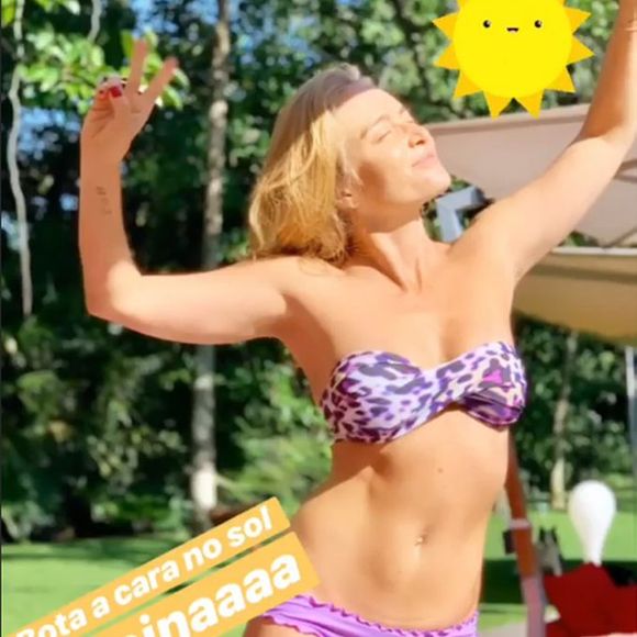 Em outo momento, Angélica já usou biquíni com top tomara que caia e estampa animal print, uma tendência super forte neste verão.