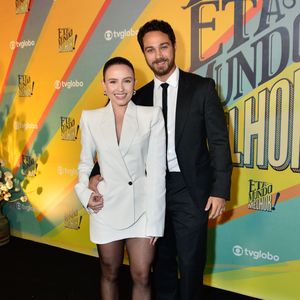 A peça foi combinada com uma minissaia da mesma marca, meia-calça preta fina e scarpins, resultando em uma produção equilibrada entre sofisticação e atitude