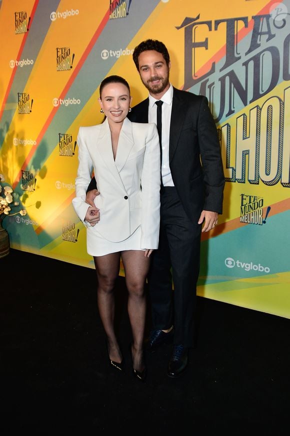 A peça foi combinada com uma minissaia da mesma marca, meia-calça preta fina e scarpins, resultando em uma produção equilibrada entre sofisticação e atitude