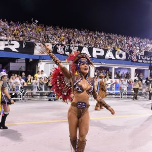 Atraso de cerca de 30 minutos fez Sabrina Sato entrar às pressas no Sambódromo do Anhembi e abrir mão de parte do figurino em 2017
