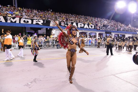 Atraso de cerca de 30 minutos fez Sabrina Sato entrar às pressas no Sambódromo do Anhembi e abrir mão de parte do figurino em 2017