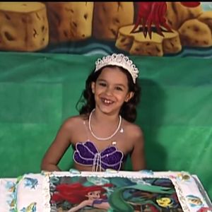 Bruna Marquezine completa 30 anos nesta segunda-feira (04) e um fã-clube resgatou imagens da comemoração dos 08 anos da atriz
