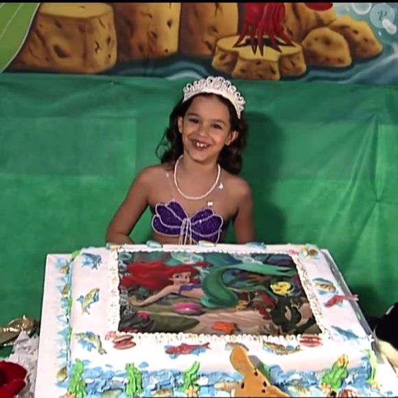 Bruna Marquezine completa 30 anos nesta segunda-feira (04) e um fã-clube resgatou imagens da comemoração dos 08 anos da atriz