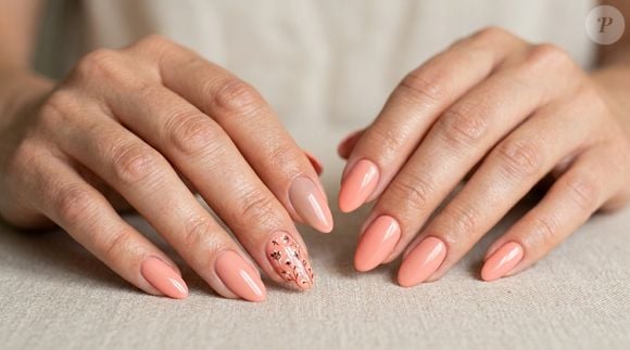 A combinação de coral, detalhes marrons e pequenas flores mostra como diferentes tendências podem aparecer juntas em uma manicure original, discreta e sofisticada