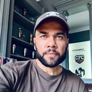 Daniel Alves chegou a ser preso por estupro, mas a Justiça da Espanha o considerou inocente. Hoje, o ex-jogador vive de forma anônima e se dedica à igreja