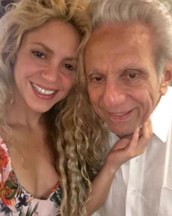 O histórico show de Shakira nas areias de Copacabana contou com um atraso de mais de uma hora, preocupando os fãs sobre a chegada da loba. De acordo com o Correio Braziliense, William Mebarak Chadid, pai da cantora, passou mal antes da performance.