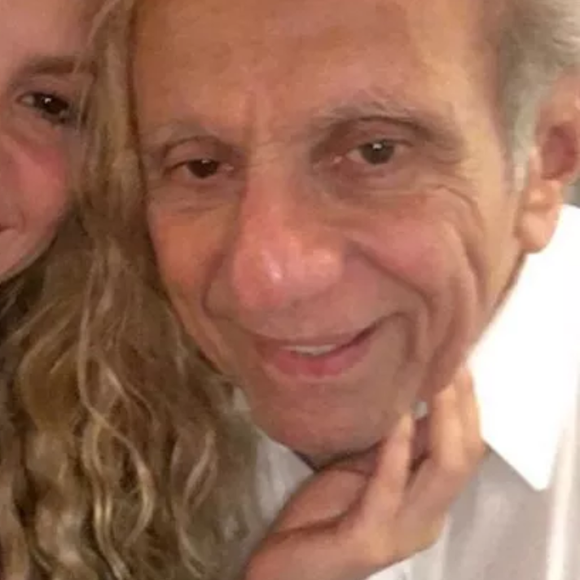 O histórico show de Shakira nas areias de Copacabana contou com um atraso de mais de uma hora, preocupando os fãs sobre a chegada da loba. De acordo com o Correio Braziliense, William Mebarak Chadid, pai da cantora, passou mal antes da performance.