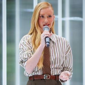 Óculos com estética retrô, bolsas estruturadas ou pastas de couro, cintos largos e sapatos sociais com design contemporâneo (como loafers tratorados ou oxford com sola colorida) complementam o visual com personalidade.