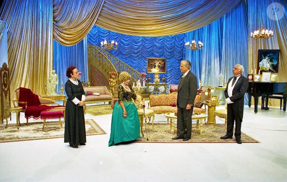 Dercy Gonçalves lançou seu programa no SBT em 2000, mas atração durou pouco