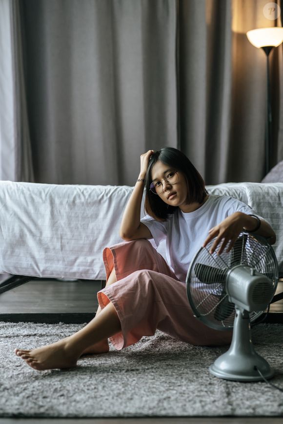 Psicólogo Adrián Chico aponta um truque simples para dormir melhor no calor: facilitar a regulação térmica do corpo pode reduzir a insônia e melhorar a profundidade do sono