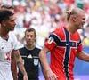 Durante uma cobrança de falta, Haaland teve seu bumbum apertado por Jude Bellingham, jogador da Inglaterra