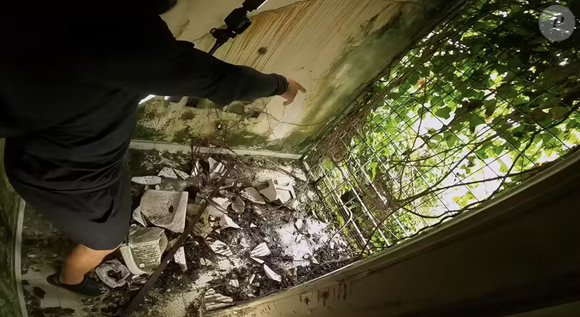 Construída na década de 1970 por Lélio Ravagnani, a mansão que pertenceu ao segundo marido de Hebe Camargo tem cerca de 962 metros quadrados de área construída. Durante os 21 anos em que a apresentadora viveu no local, a residência ficou conhecida por sediar festas com artistas, políticos e outras personalidades. Ela deixou o imóvel em julho de 2000, após a morte do marido