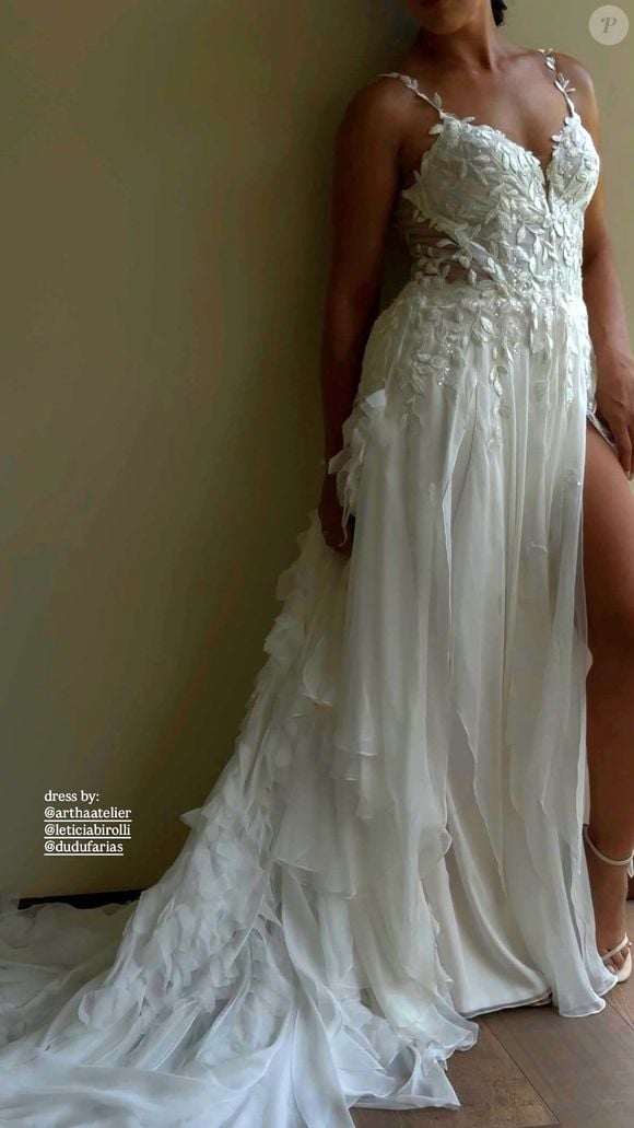 Adriana Birolli usou um vestido de noiva sexy em seu casamento