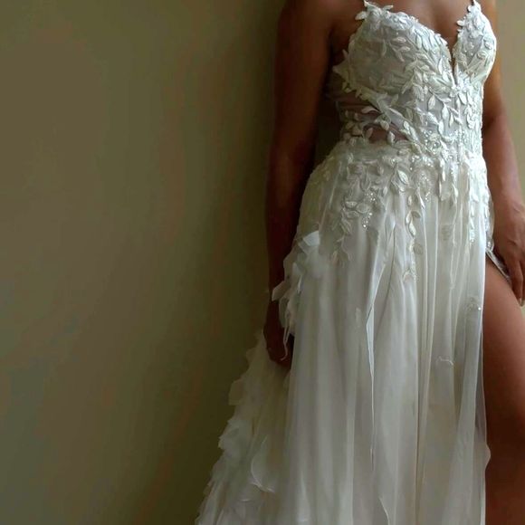 Adriana Birolli usou um vestido de noiva sexy em seu casamento