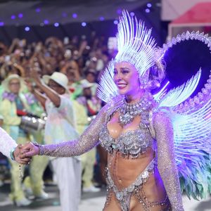 Paolla Oliveira ficou muito emocionada ao cruzar a Sapucaí em último desfile como Rainha de Bateria da Grande Rio