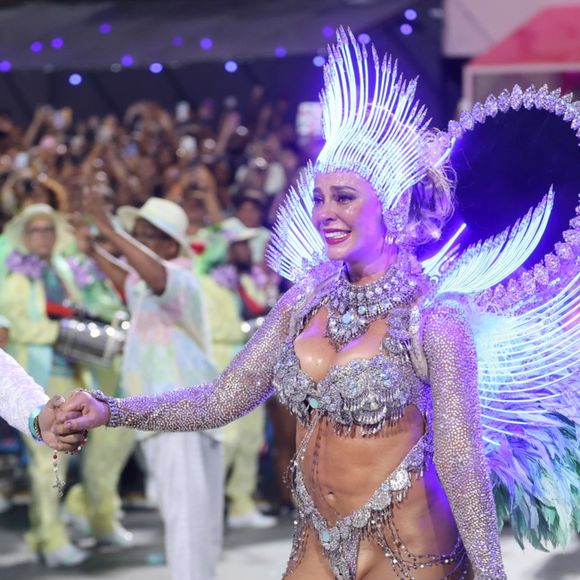 Paolla Oliveira ficou muito emocionada ao cruzar a Sapucaí em último desfile como Rainha de Bateria da Grande Rio