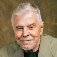 A psicologia afirma: pessoas nascidas entre 1940 e 1960 cresceram em lares onde as crianças se adaptavam às expectativas dos adultos, o que pode explicar por que muitas se tornaram altamente responsáveis, mas emocionalmente reservadas