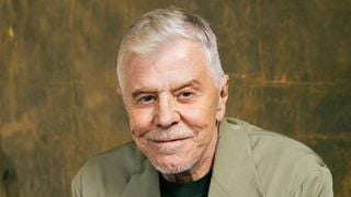 A psicologia afirma: pessoas nascidas entre 1940 e 1960 cresceram em lares onde as crianças se adaptavam às expectativas dos adultos, o que pode explicar por que muitas se tornaram altamente responsáveis, mas emocionalmente reservadas