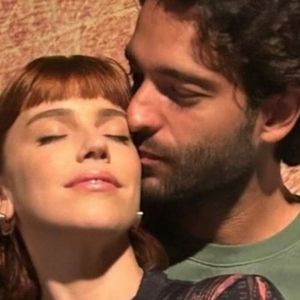 Alice Wegmann contou no videocast Conversa Vai, Conversa Vem, do Jornal O Globo, que Humberto Carrão é um grande amigo