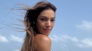 De férias da Globo, Patrícia Poeta coloca corpão para jogo em biquíni de olho grego em Noronha e web reage: 'Magrela linda'