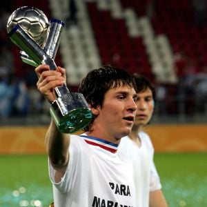 Lionel Messi deixou o cabelo crescer no início de sua carreira