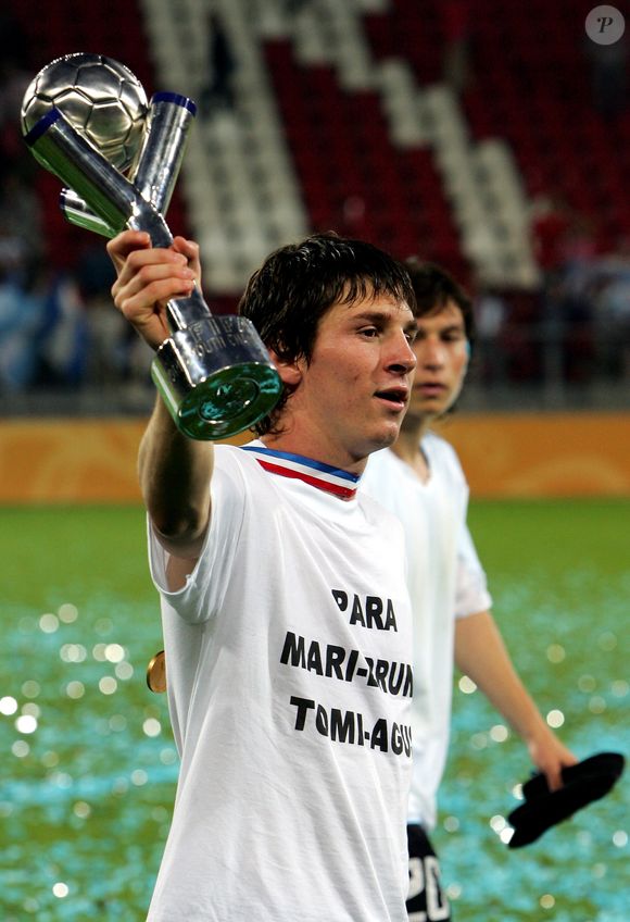 Lionel Messi deixou o cabelo crescer no início de sua carreira