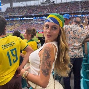 O nome de Lara Jucah ganhou destaque após ser associado a Zé Felipe. A influenciadora acumula milhões de seguidores e tem marca própria de moda praia