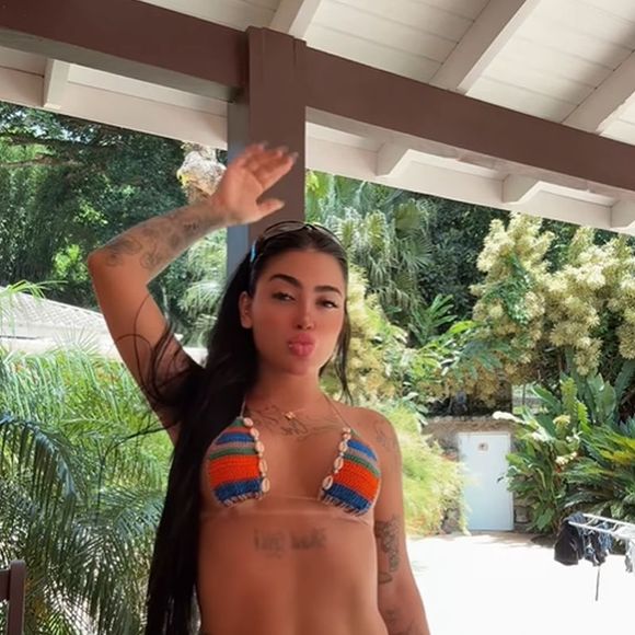MC Mirella impressionou internautas com seu biquíni minúsculo