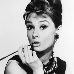 Ela preferia sapatilhas a saltos altos — por conforto e porque achava mais elegante. Até em eventos de gala, ela optava por modelos baixos, algo raro na época.