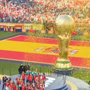 Trump só deixou o pódio quando a equipe da Espanha já tinha levantado a taça da Copa do Mundo 2026