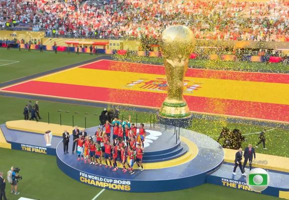 Trump só deixou o pódio quando a equipe da Espanha já tinha levantado a taça da Copa do Mundo 2026