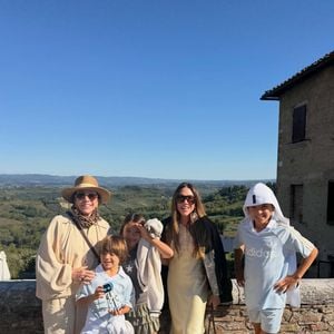 Patricia Abravanel compartilhou imagens da viagem à Itália e falou sobre a responsabilidade e o amor que sente pela família. “Daqui vem minha força”, escreveu a apresentadora, segundo o Alô Alô Bahia, ao publicar registros ao lado dos filhos e da mãe, Iris Abravanel