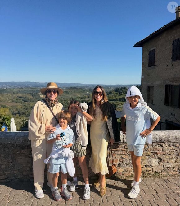 Patricia Abravanel compartilhou imagens da viagem à Itália e falou sobre a responsabilidade e o amor que sente pela família. “Daqui vem minha força”, escreveu a apresentadora, segundo o Alô Alô Bahia, ao publicar registros ao lado dos filhos e da mãe, Iris Abravanel