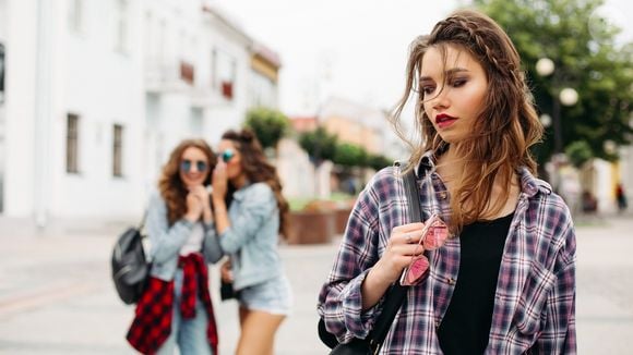 Comentários recorrentes sobre aparência e piadas que deixam a outra pessoa desconfortável contribuem para enfraquecer gradualmente a autoestima