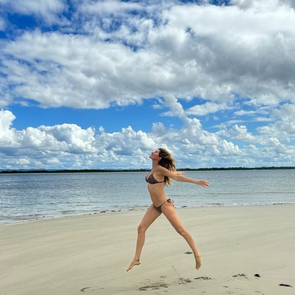 Gisele Bündchen ostenta um corpo super definido mesmo após três gestações, sendo a última bem recente