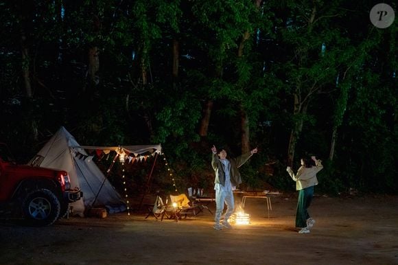 Ji Woo-min, por sua vez, é um fotógrafo freelancer que já viveu um romance com a protagonista no passado
