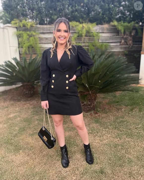 Mulher de Henrique, dupla de Juliano, Amanda Vasconcelos foi presa nos EUA por dirigir com a carteira de habilitação vencida