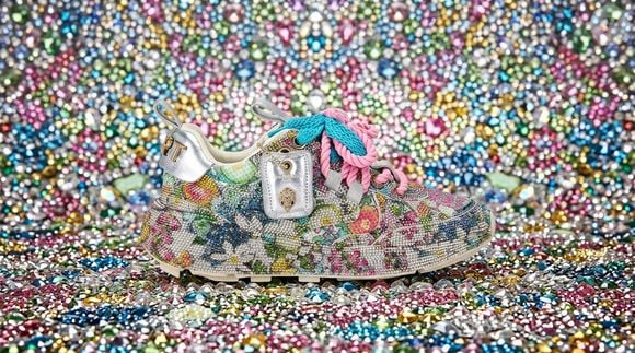 O Kurt Runner transforma o tradicional tênis esportivo em peça de destaque com flores multicoloridas, brilho e solado chunky de borracha.