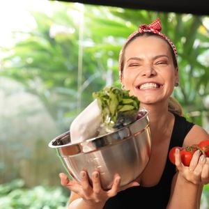 A atriz Milena Toscano se afastou da TV já há 6 anos e faz sucesso com postagens sobre receitas saborosas