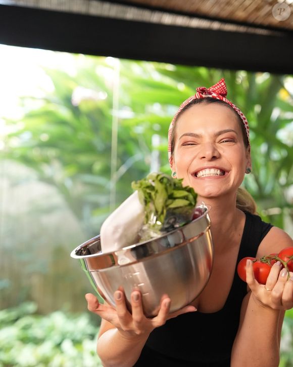 A atriz Milena Toscano se afastou da TV já há 6 anos e faz sucesso com postagens sobre receitas saborosas