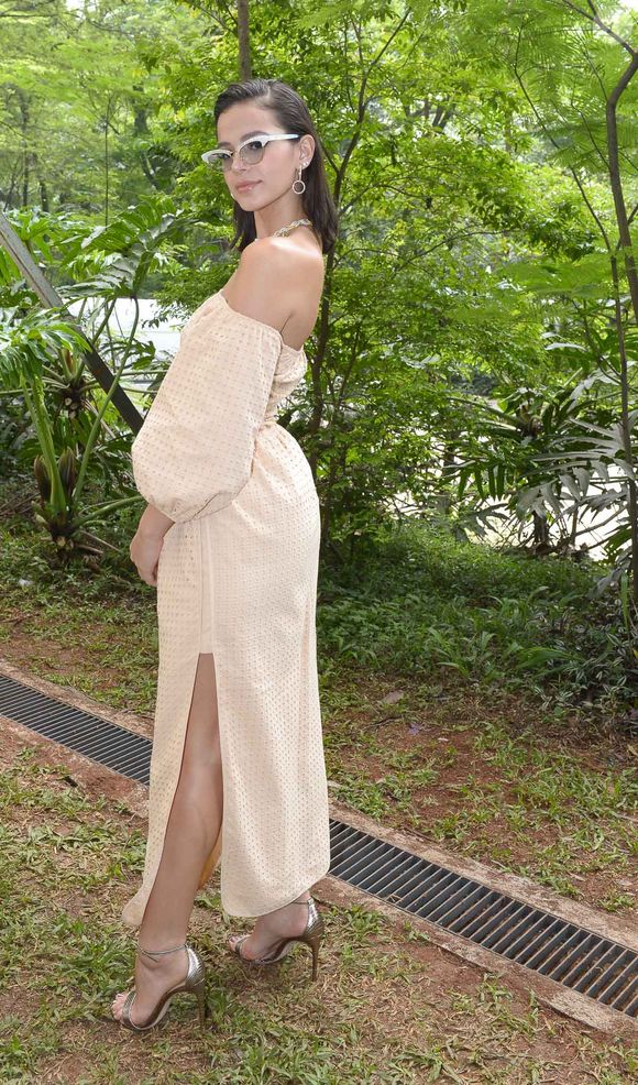 Bruna Marquezine elege look com pegada vintage em evento