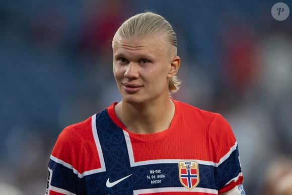 Autor de dois gols na vitória da Noruega sobre o Senegal por 3 a 2 na Copa do Mundo, Erling Haaland virou assunto também fora dos gramados ao revelar que ignorou um convite para jantar feito pelo ator Tom Holland