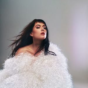 Katy Perry teria se abaixado, colocado a calcinha de lado e esfregado as partes íntimas na cara de Ruby Rose, segundo a atriz