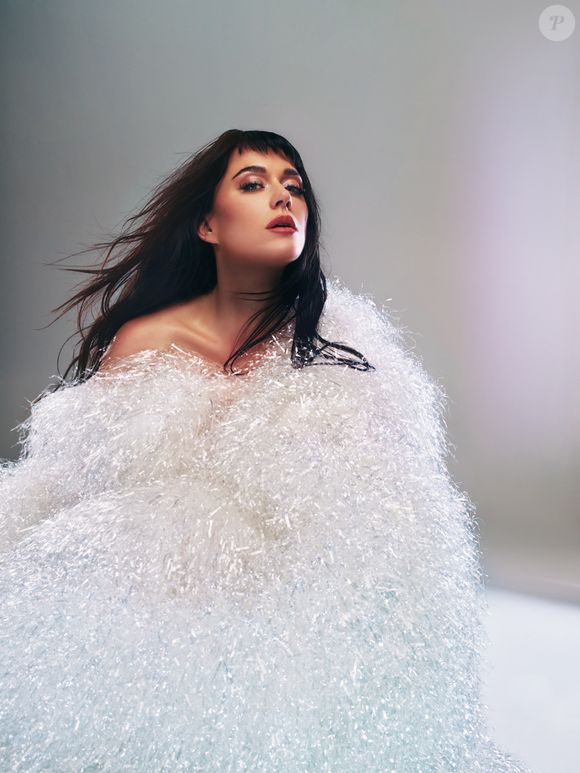 Katy Perry teria se abaixado, colocado a calcinha de lado e esfregado as partes íntimas na cara de Ruby Rose, segundo a atriz