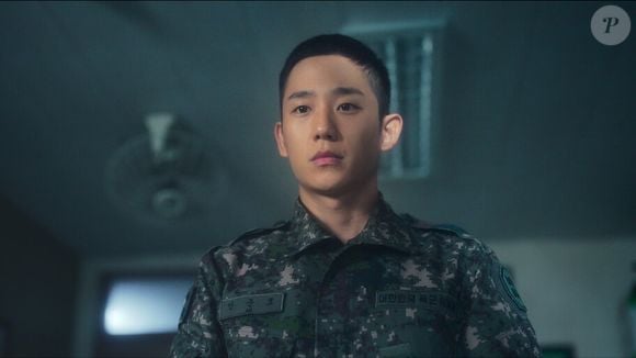 Em 'D.P. Dog Day', Jung Hae-in vive o soldado An Jun-ho, que entra para a unidade de caça a desertores e passa a localizar soldados que abandonaram o exército e trazê-los de volta