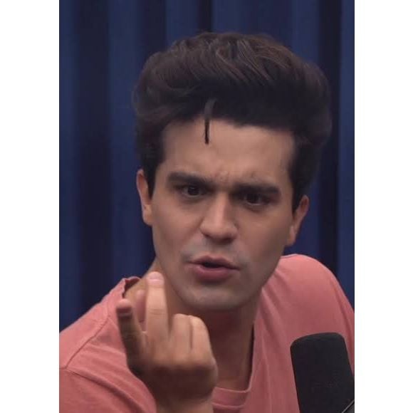 Luan Santana ficou impressionado ao conhecer a casa de Luciano Huck e, em entrevista ao podcast Flow, afirmou que a residência era a "mais bonita que ele já viu na vida". O cantor destacou o jardim, a floresta, a Pedra da Gávea e a vista para o mar