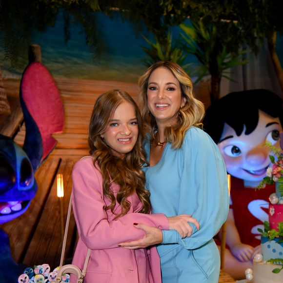 Monocromáticas: Ticiane Pinheiro e Rafaella Justus juntas na festa de Manuella