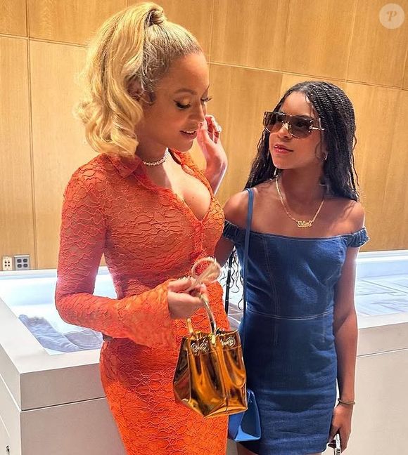 Nascida sob os holofotes, Blue tem traduzido sua linhagem artística em escolhas fashion cada vez mais ousadas e cheias de significado.